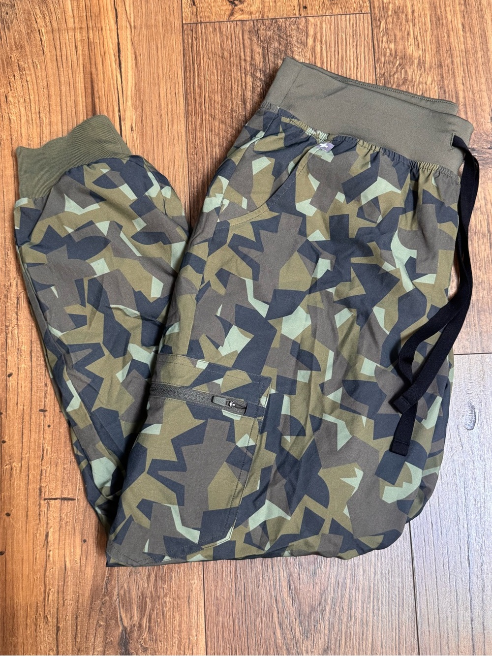 FIGS women’s small petite Zamora scrub pants - Camo Martini Olive